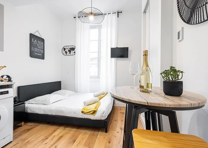 Charming City Center Studio 108